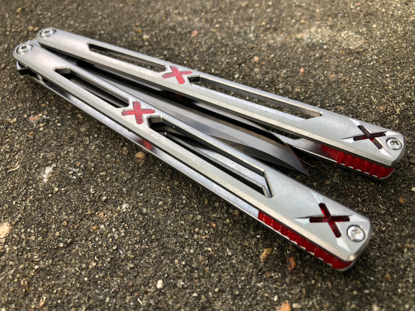 Made by Bxndxge Knives (Bandage, not bondage!) in collaboration with Zippy, the "Stitch" handles are a Titanium rehandle mod compatible with blades from both the BRS Replicant and Squid Industries Krake Raken balisongs.