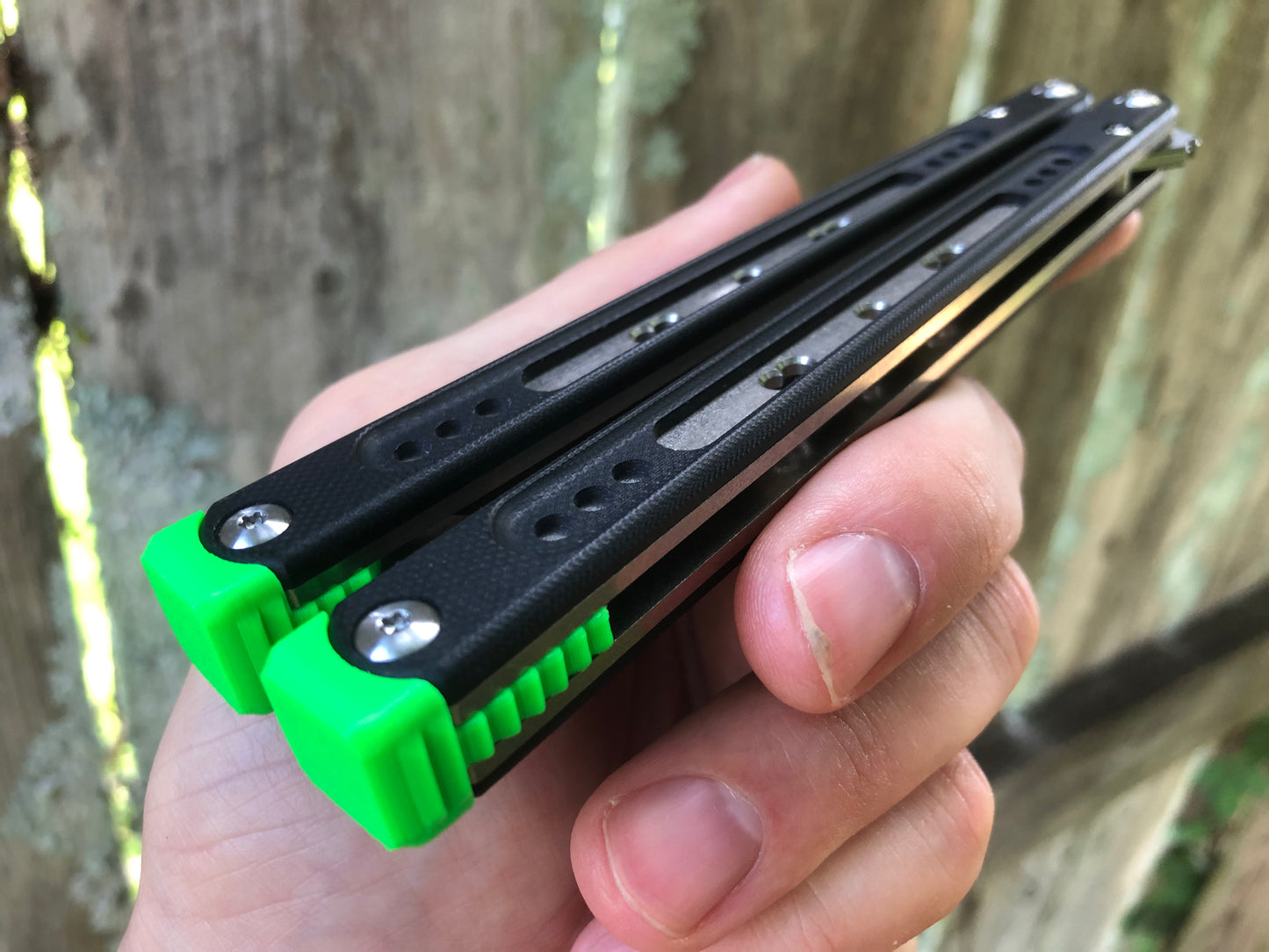 These Black Balisong Rebola v2 spacers are made in-house from a rubbery, shatter-proof polyurethane. They are ultra-lightweight extension spacers that reduce the stock handle-bias. They also feature positive sawtooth jimping and enable adjustable balance with up to 1x removable tungsten weight per spacer.