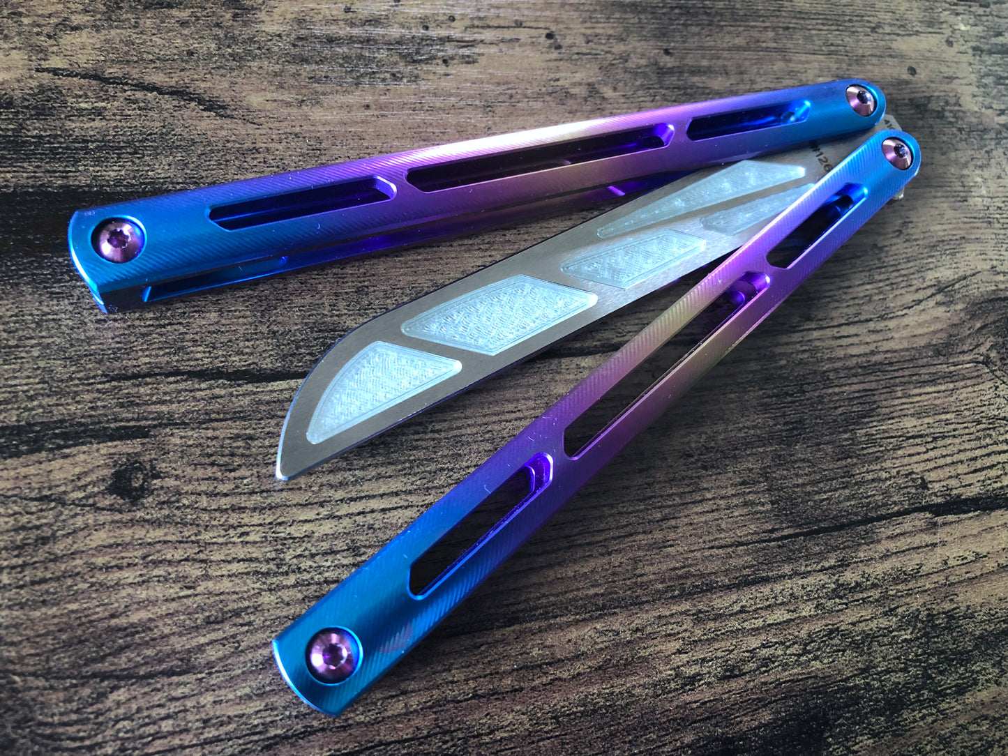 Adjust the balance and add a pop of color to your Squid Industries Tsunami trainer balisong with this custom-made Zippy balance insert. The insert adds 0.067 oz to the blade, which enable the Tsunami trainer to have a more neutral (less handle biased) balance profile.