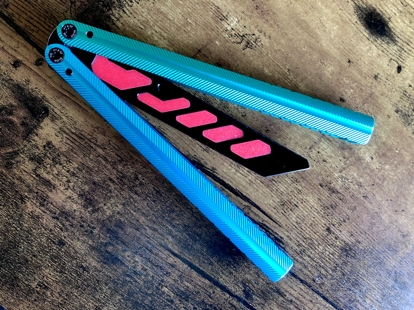 Add a pop of color and a more neutral balance to your Glidr Pacific balisong trainer with these shatter-proof polyurethane Zippy inserts. The inserts increase momentum and can be used to compensate for the added handle weight from the stock Glidr handle weights to maintain your favored balance profile.