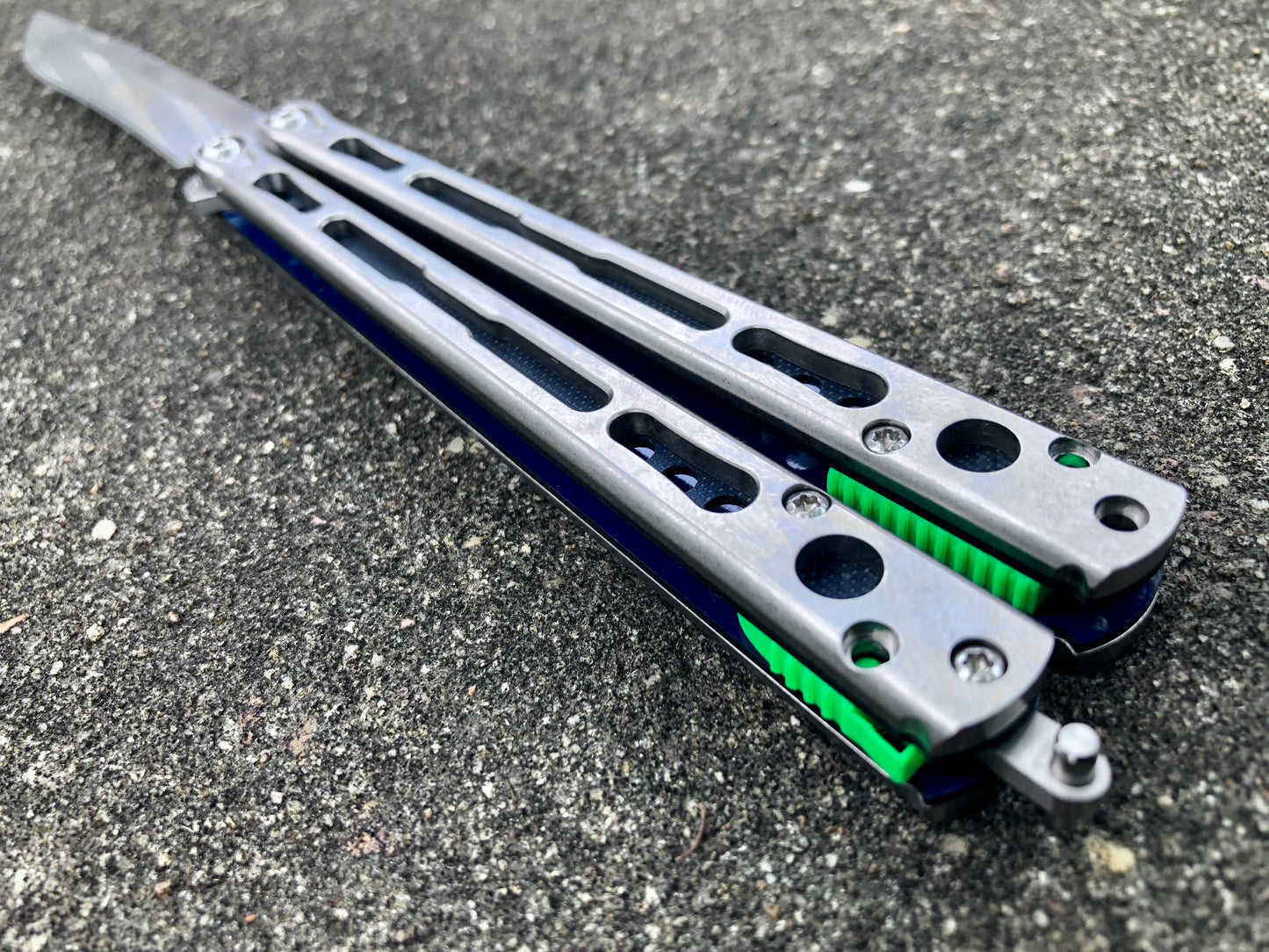 Make your HOM Chimera balisong a more neutral flipper with Zippy spacers: full-length spacers with jimping, or spring-latch spacers that counterweight the safe handle for improved balance.