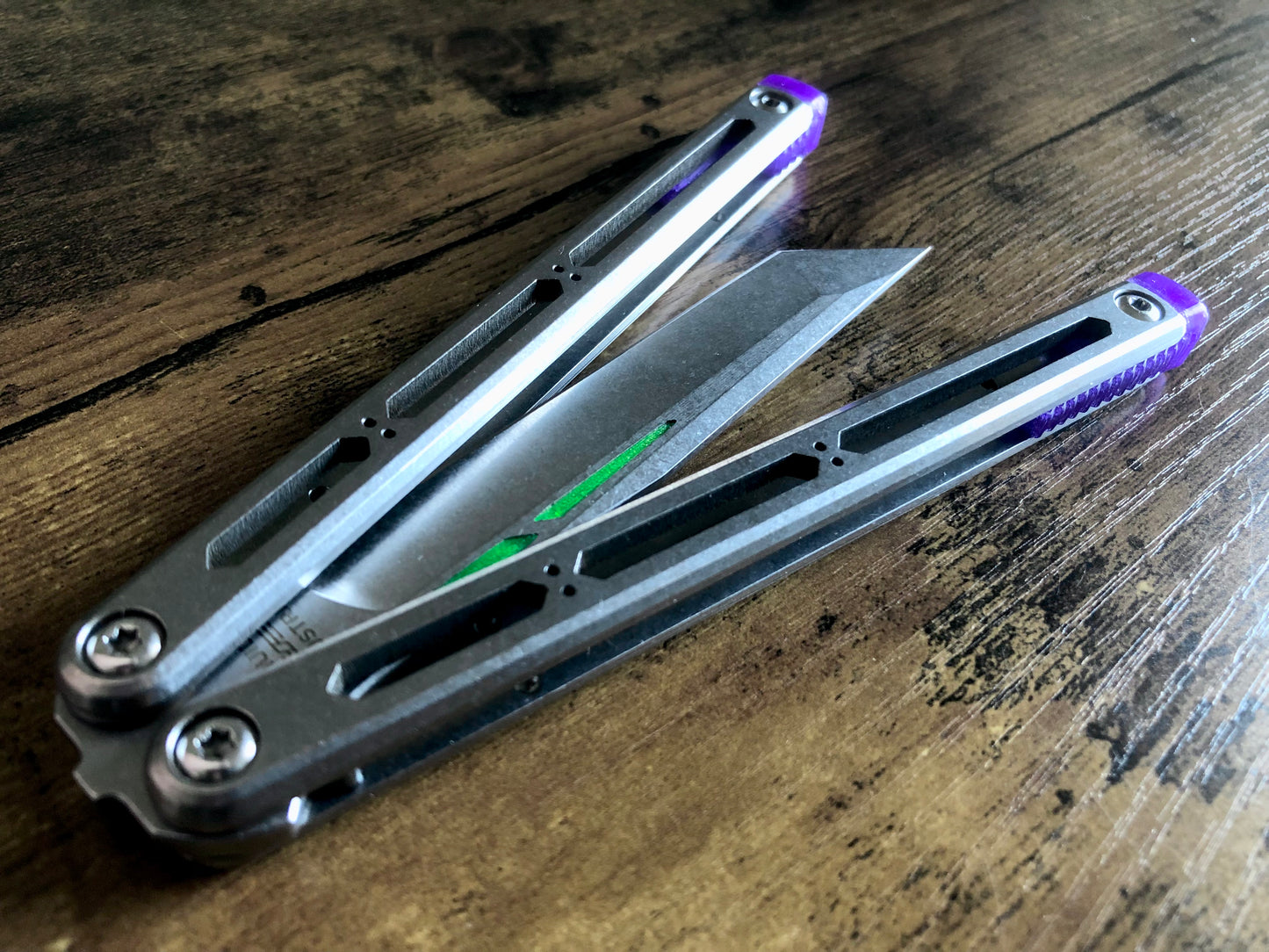 These Zippy spacers designed for the Squid Industries Hydro Balisong are made in-house from a rubbery, shatter-proof polyurethane. They add positive "sawtooth" jimping to the Hydro and are available as either full-length flush spacers for a more neutral balance, or handle extensions (with an adjustable tungsten weight system) to protect the handles from drops and increase momentum. A cosmetic blade insert is included.