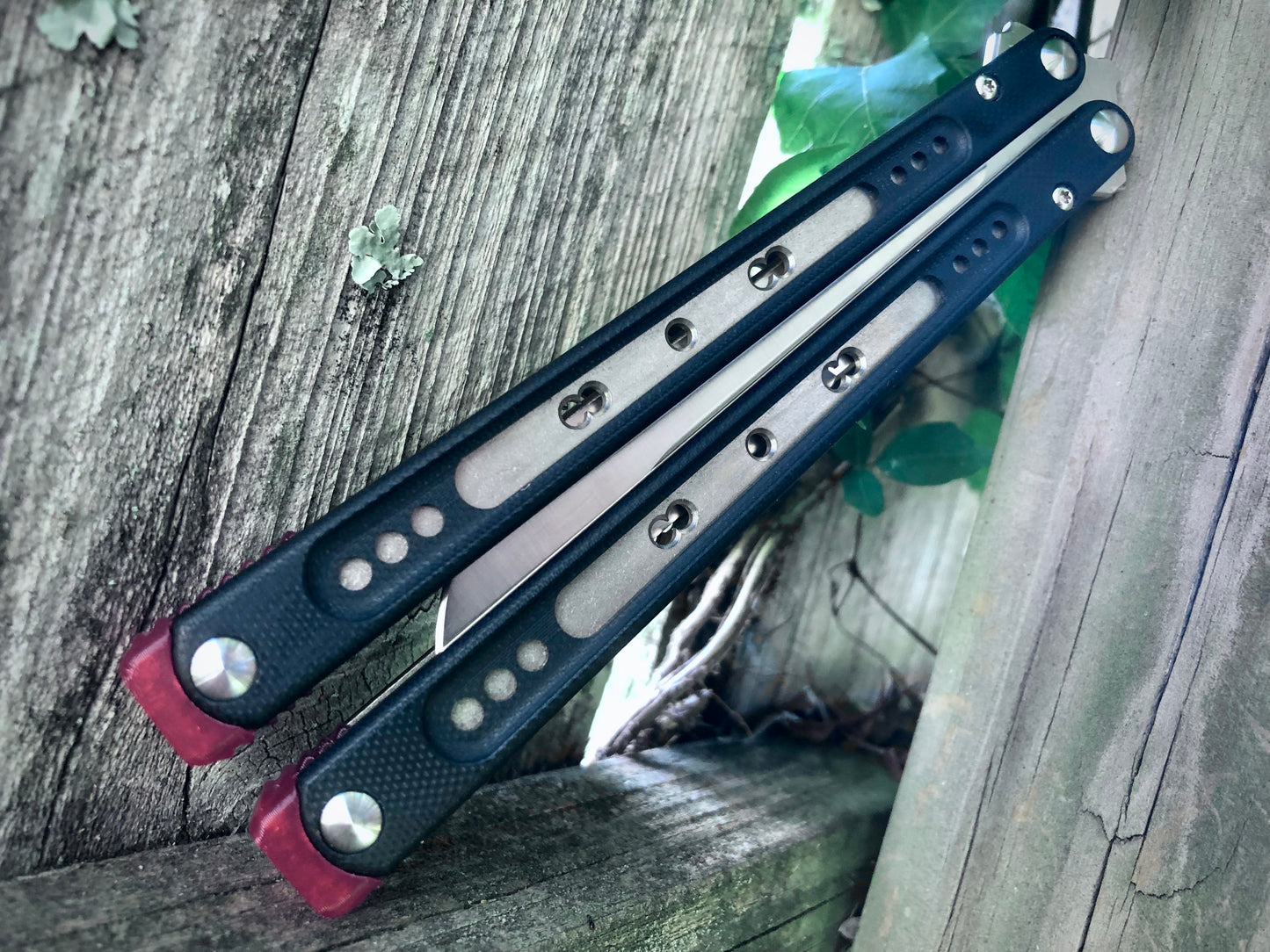 These Black Balisong Rebola v2 spacers are made in-house from a rubbery, shatter-proof polyurethane. They are ultra-lightweight extension spacers that reduce the stock handle-bias. They also feature positive sawtooth jimping and enable adjustable balance with up to 1x removable tungsten weight per spacer.