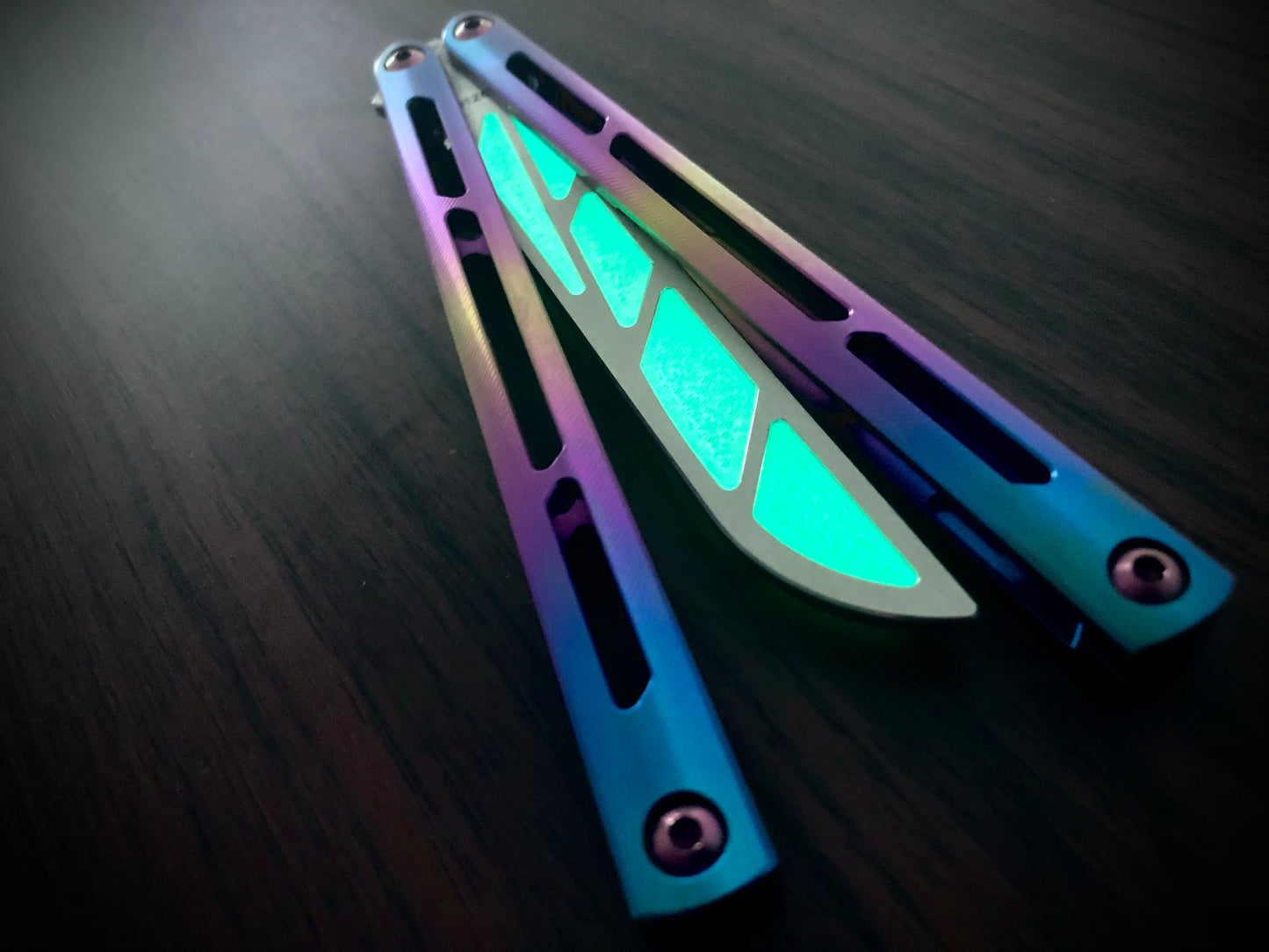 Adjust the balance and add a pop of color to your Squid Industries Tsunami trainer balisong with this custom-made Zippy balance insert. The insert adds 0.067 oz to the blade, which enable the Tsunami trainer to have a more neutral (less handle biased) balance profile.