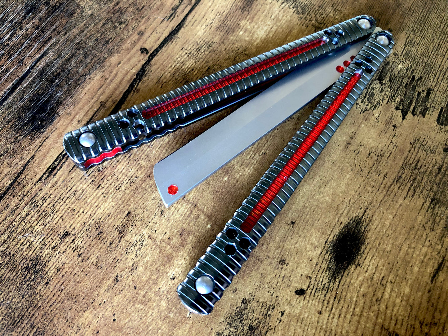 Adjust the balance of your B.A. Balis Nakiri balisong with these custom-made Zippy spacers. The Zippy spacers offer reduced handle bias compared to the stock spacers, and offer 3x intermediate balance configurations so you can fine-tune the balance to your preference. Cosmetic blade inserts are included, and optional handle inlays add a pop of color. 