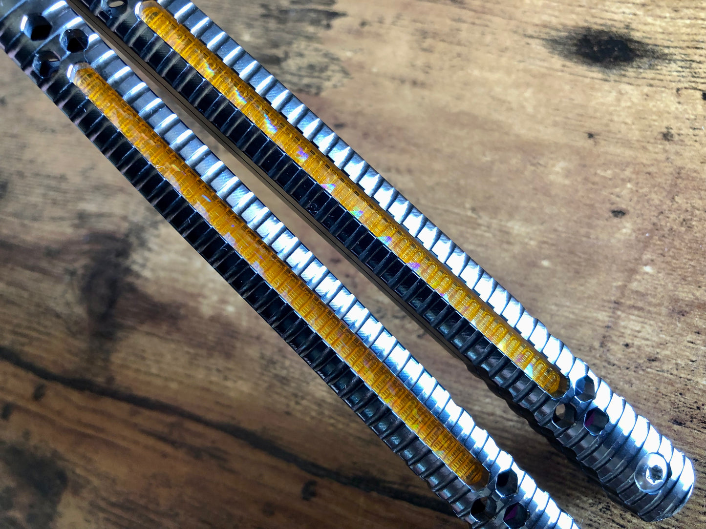 Adjust the balance of your B.A. Balis Nakiri balisong with custom-made Zippy spacers. The Zippy spacers offer reduced handle bias compared to the stock spacers, and offer 3x intermediate balance configurations. Cosmetic blade inserts are included. Optional handle inlays add a pop of color. 