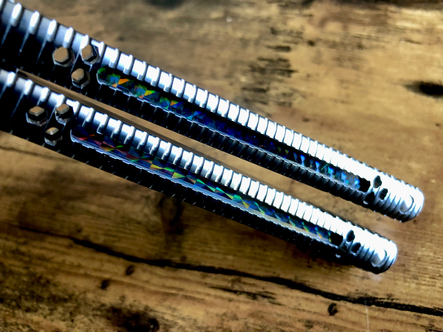 Adjust the balance of your B.A. Balis Nakiri balisong with these custom-made Zippy spacers. The Zippy spacers offer reduced handle bias compared to the stock spacers, and offer 3x intermediate balance configurations so you can fine-tune the balance to your preference. Cosmetic blade inserts are included, and optional handle inlays add a pop of color. 