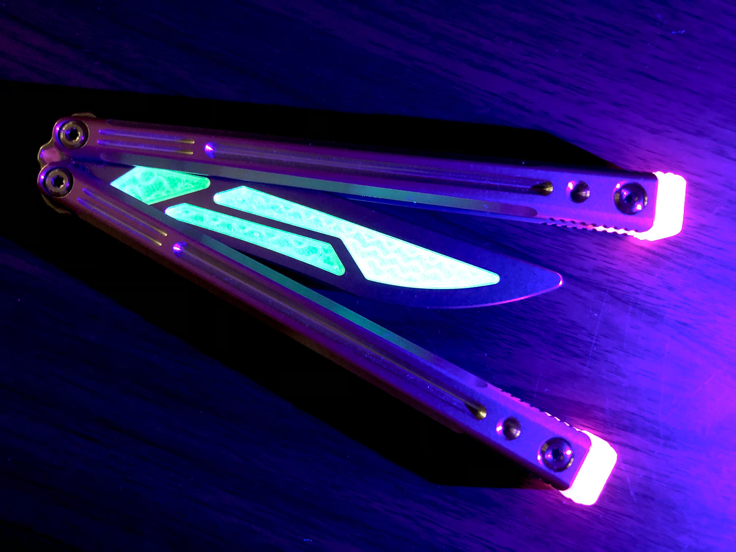Adjust the weight distribution of your LDY Orion v1.5 balisong trainer with this custom-made Zippy balance mod. This mod consists of shatter-proof polyurethane inserts which add tip and spine weight to the blade for increased momentum and a more neutral balance.
