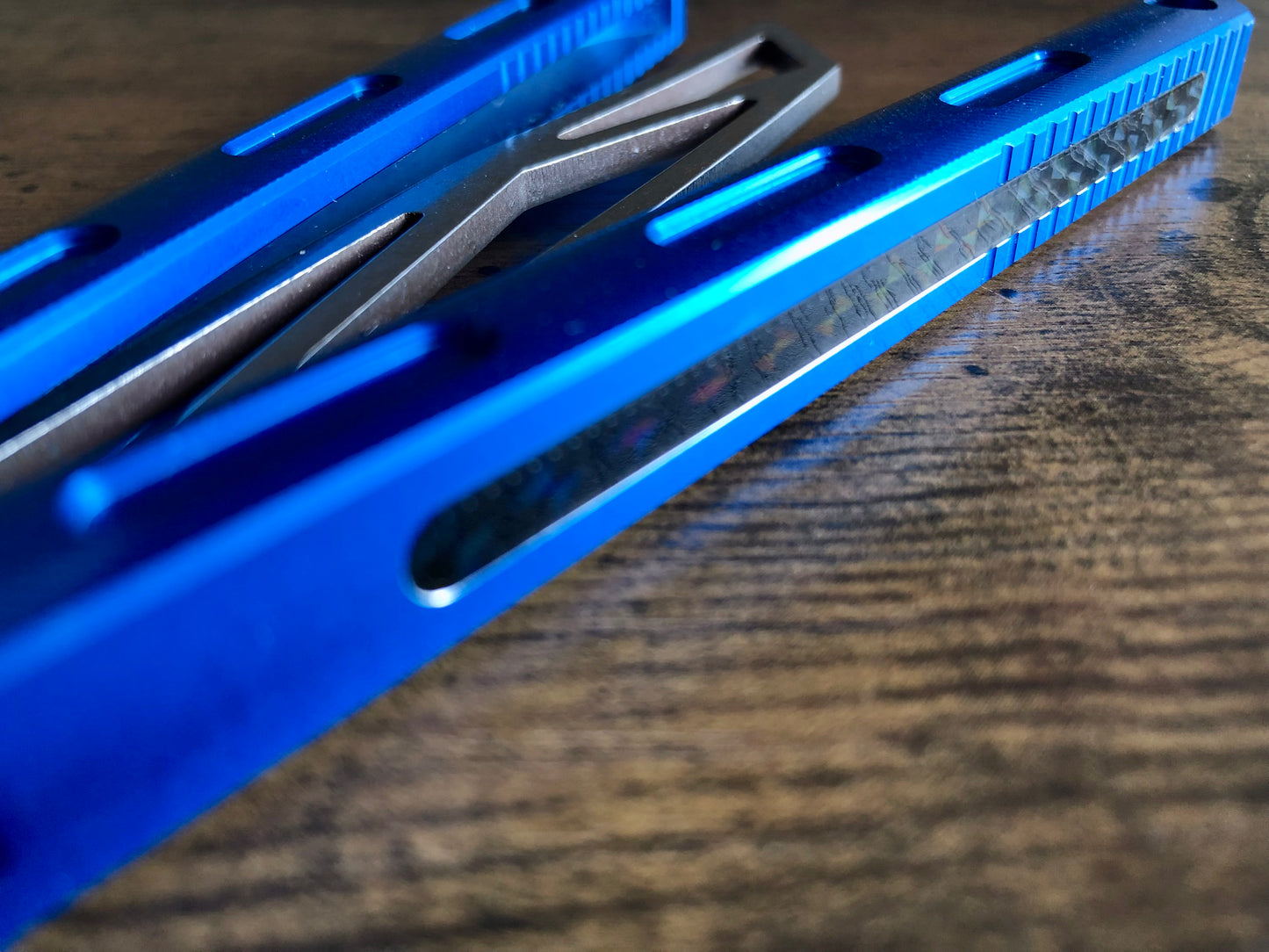 Add a pop of color and silence the ring of your MachineWise Prysma, Prysma Pro, or SlifT balisongs with these these polyurethane Zippy Speed Channel inlays.