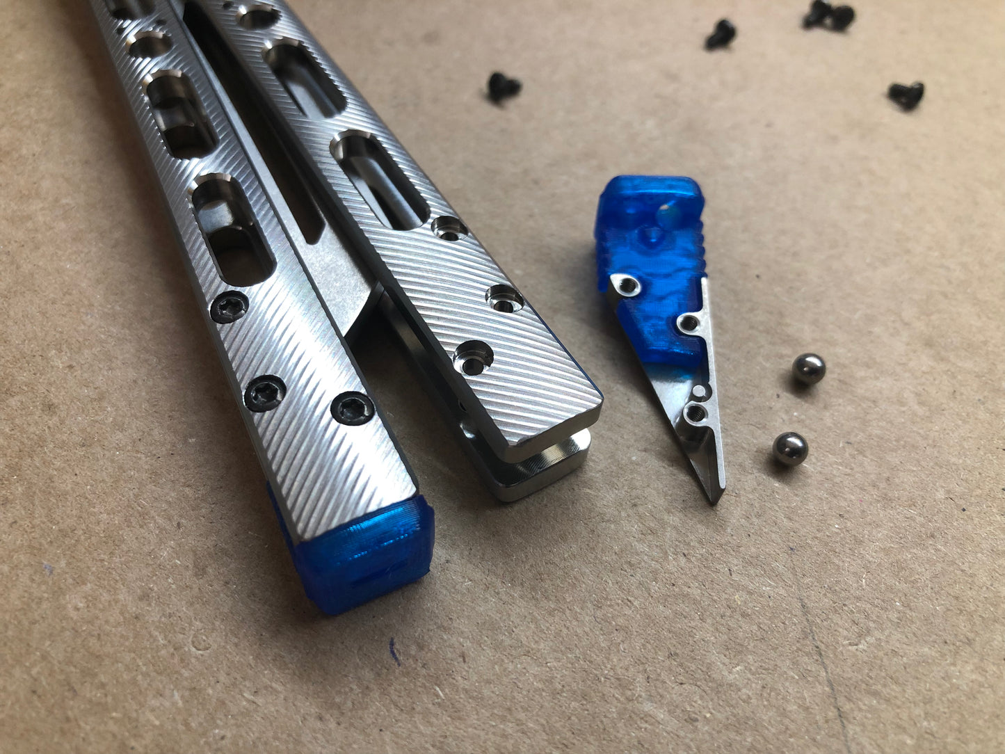 Extend and protect the handles of your Geof Dumas Ex10 and Ex11 balisongs with these Zippy extensions, which offer adjustable balance. Handle inlays modify the grip and sound.