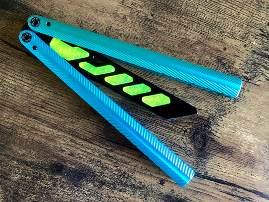 Add a pop of color and a more neutral balance to your Glidr Pacific balisong trainer with these shatter-proof polyurethane Zippy inserts. The inserts increase momentum and can be used to compensate for the added handle weight from the stock Glidr handle weights to maintain your favored balance profile.