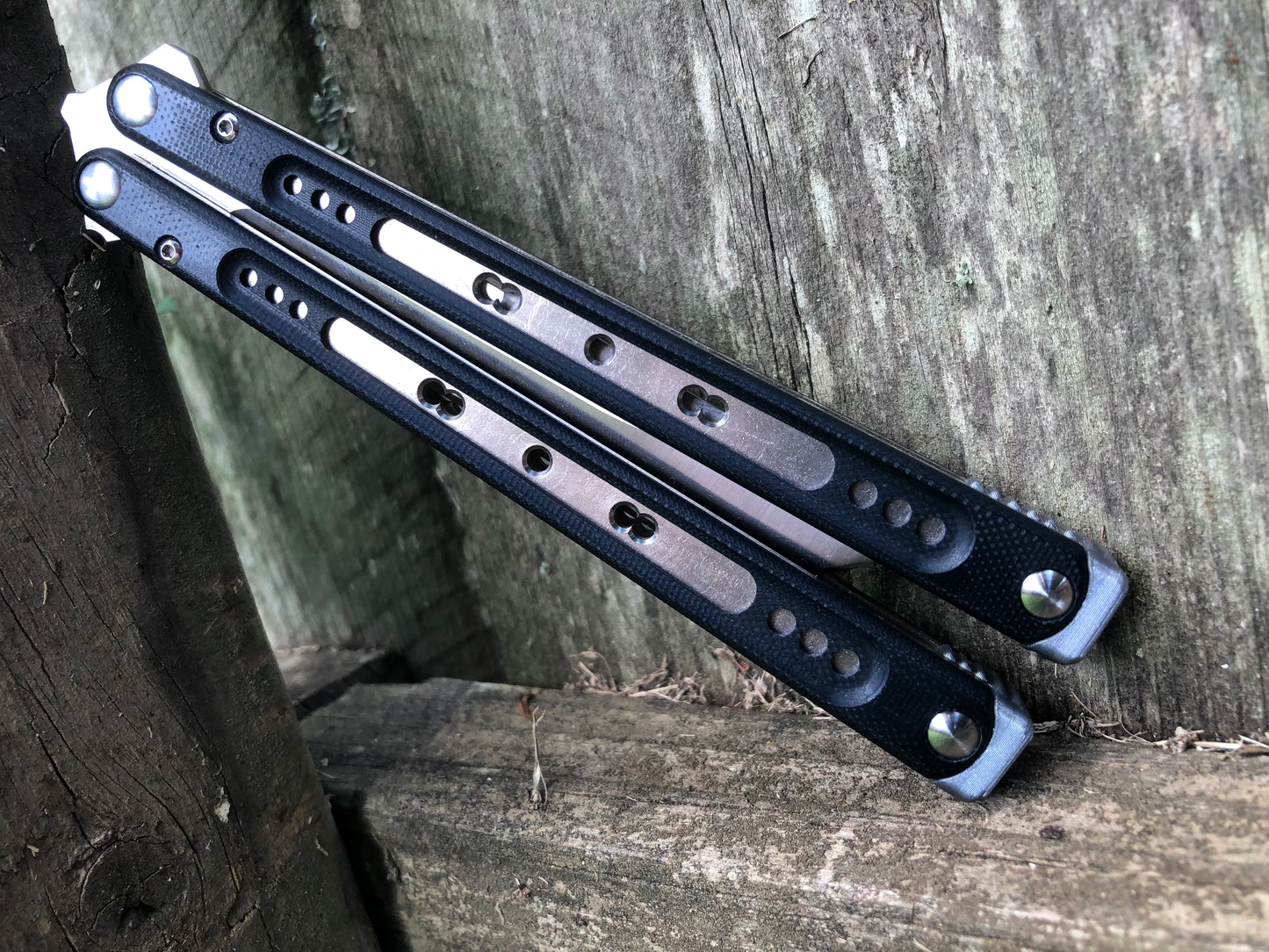 These Black Balisong Rebola v2 spacers are made in-house from a rubbery, shatter-proof polyurethane. They are ultra-lightweight extension spacers that reduce the stock handle-bias. They also feature positive sawtooth jimping and enable adjustable balance with up to 1x removable tungsten weight per spacer.