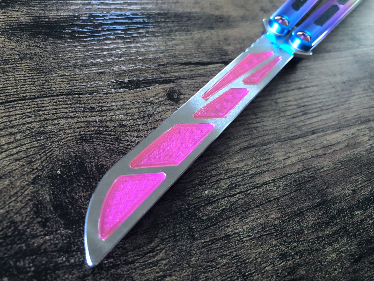 Adjust the balance and add a pop of color to your Squid Industries Tsunami trainer balisong with this custom-made Zippy balance insert. The insert adds 0.067 oz to the blade, which enable the Tsunami trainer to have a more neutral (less handle biased) balance profile.