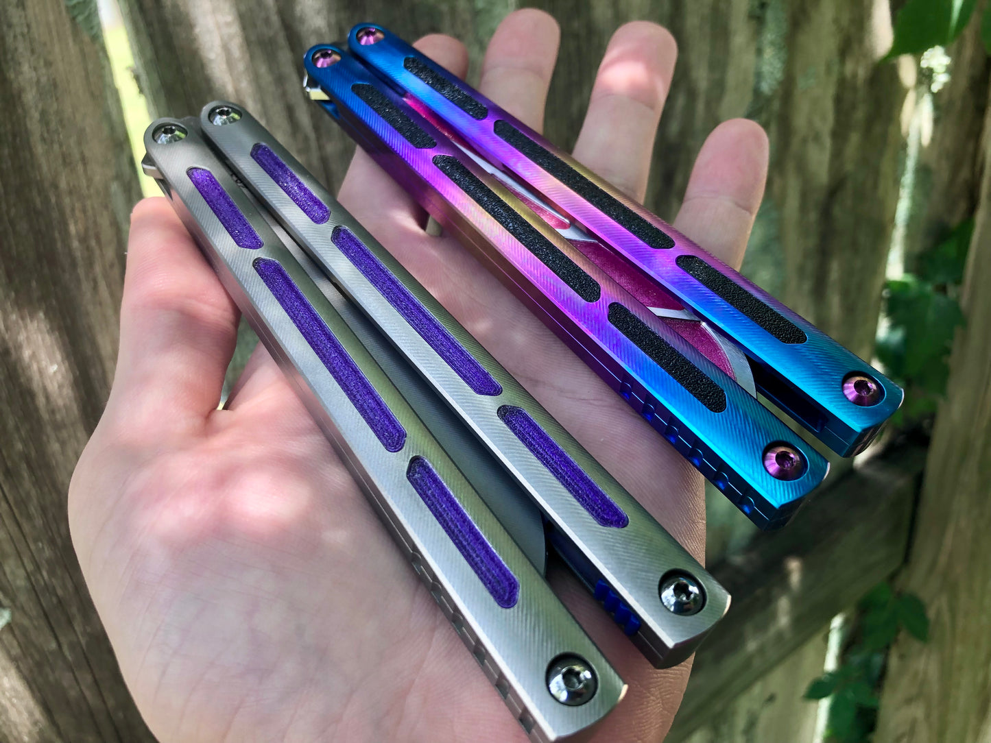 Modify the grip of your Squid Industries Tsunami balisong with these custom-made Zippy mods that adds jimping to the inside of the handles, and inlays to the surface. These polyurethane jimping and handle inlay mods can also be used to add a pop of color or mark the bite handle.