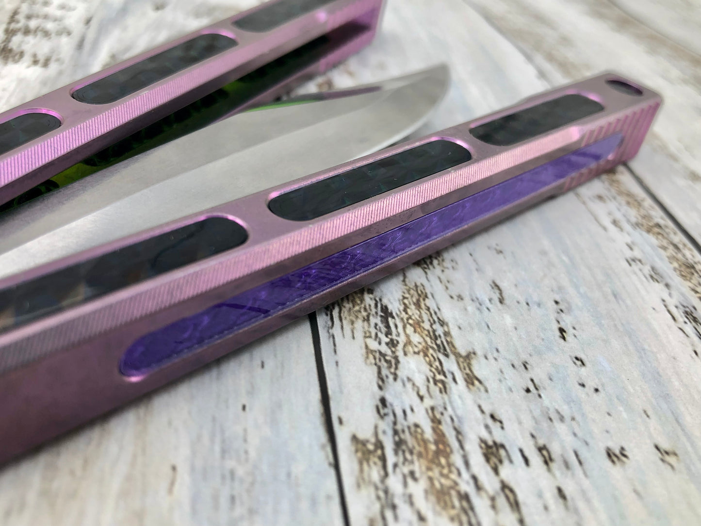 Add a pop of color and silence the ring of your MachineWise Prysma v1, Prysma Pro, and SlifT v2 balisongs with these polyurethane Zippy Speed Channel inlays.