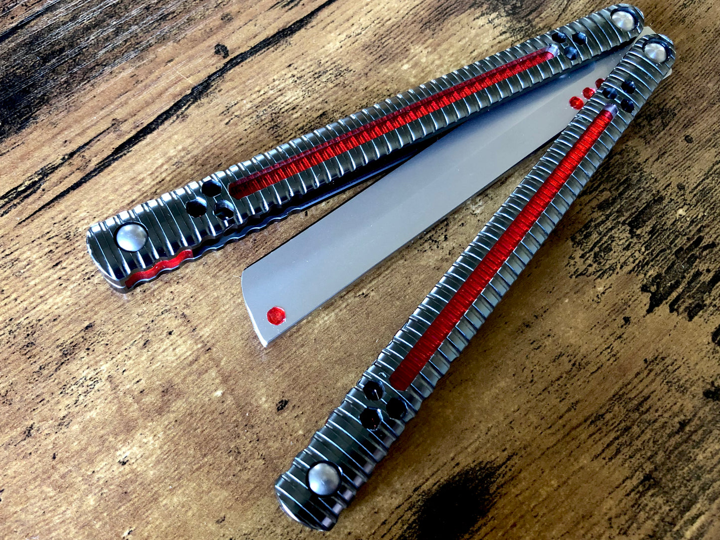 Adjust the balance of your B.A. Balis Nakiri balisong with these custom-made Zippy spacers. The Zippy spacers offer reduced handle bias compared to the stock spacers, and offer 3x intermediate balance configurations so you can fine-tune the balance to your preference. Cosmetic blade inserts are included, and optional handle inlays add a pop of color. 