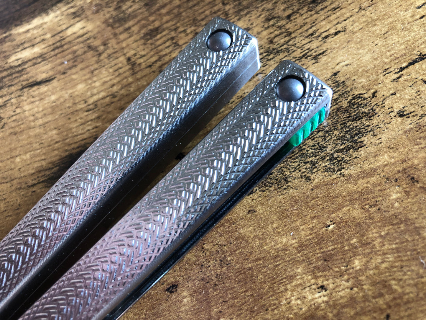 positive jimping for extra grip, and 2x new balance configurations with removable tungsten weights. Choose from less end-weight, stock balance, or additional end-weight to improve your flipping experience.