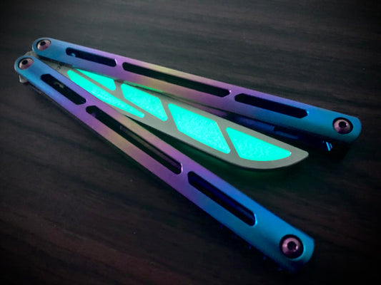 Adjust the balance and add a pop of color to your Squid Industries Tsunami trainer balisong with this custom-made Zippy balance insert. The insert adds 0.067 oz to the blade, which enable the Tsunami trainer to have a more neutral (less handle biased) balance profile.