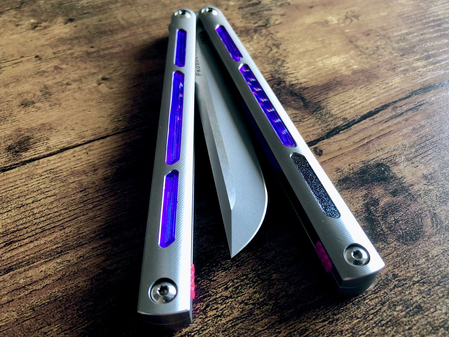 Modify the grip of your Squid Industries Tsunami balisong with these custom-made Zippy mods that adds jimping to the inside of the handles, and inlays to the surface. These polyurethane jimping and handle inlay mods can also be used to add a pop of color or mark the bite handle.