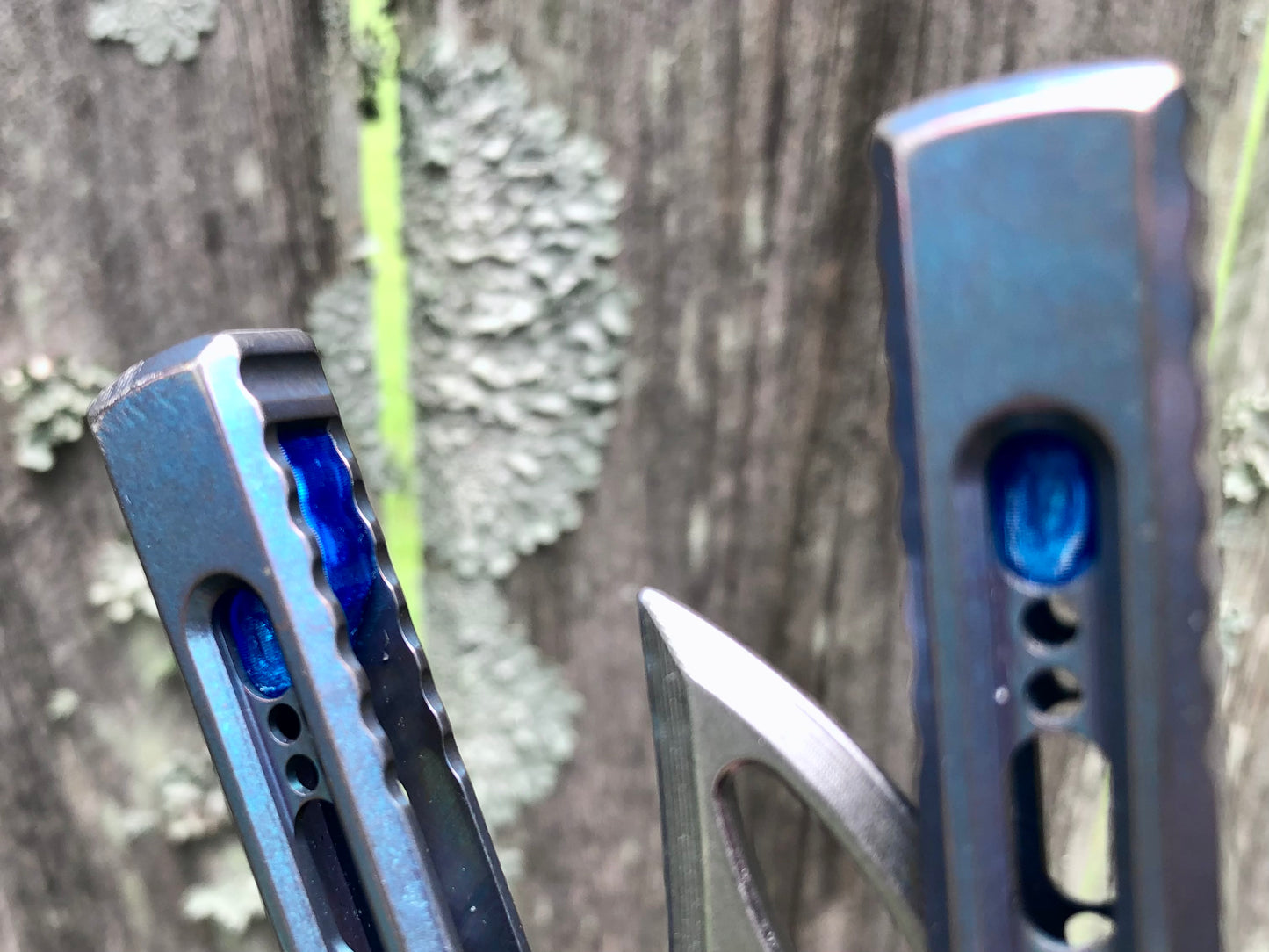 Integrate additional jimping surface area and an adjustable weight system into the Fellowship Blades Medusa v3 and Empusa v3 balisongs with this polyurethane Zippy mod. Adjust the balance and add color to the trainer blade with these polyurethane Zippy inserts.