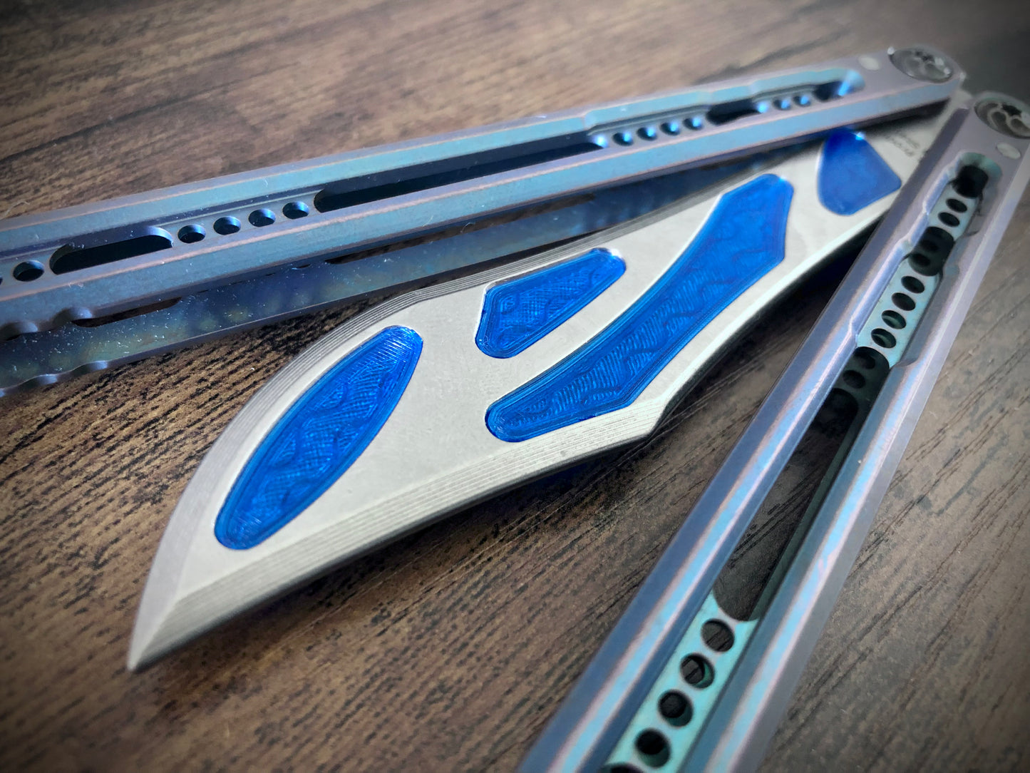 Integrate additional jimping surface area and an adjustable weight system into the Fellowship Blades Medusa v3 and Empusa v3 balisongs with this polyurethane Zippy mod. Adjust the balance and add color to the trainer blade with these polyurethane Zippy inserts.