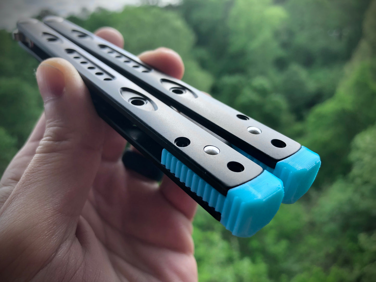 Reduce the handle bias and improve the flipping of your Ryworx Omeme balisong with Zippy extension spacers that feature adjustable balance and positive jimping.