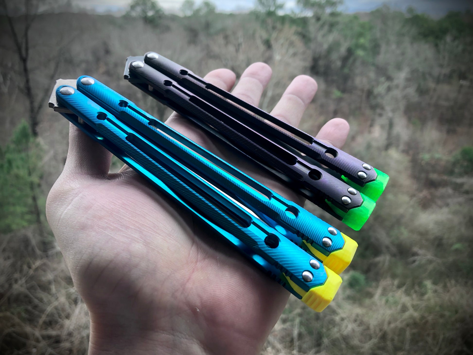 Improve the balance of your Black Balisong Reaper and Da Purge v2 balisongs with Zippy extension spacers. The spacers feature removable tungsten weights and positive jimping for an improved flipping experience.