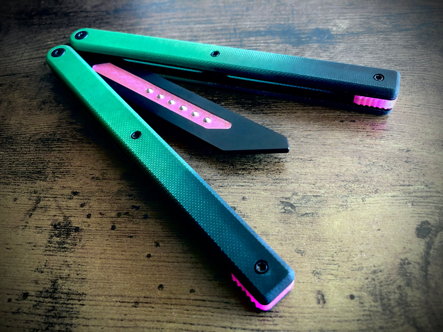 Reduce the handle bias and adjust the balance of your Glidr Arctic, Antarctic, and Bermuda balisong trainers with tungsten-weighted Zippy blade inserts and spacers featuring adjustable balance and positive jimping.