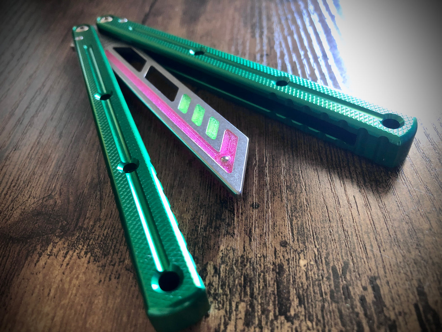 Adjust the balance of your Squid Industries Krake Raken trainer and silence the ring with this custom-made Zippy blade insert. The insert houses removable tungsten weights which enable the Kraken trainer to have a more neutral (less handle biased) balance profile.
