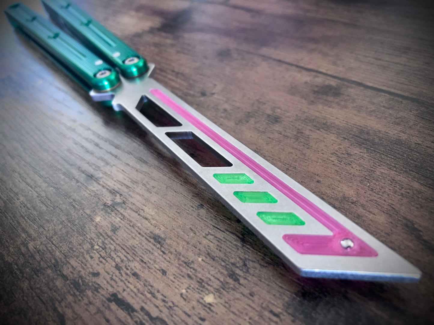 Adjust the balance of your Squid Industries Krake Raken trainer and silence the ring with this custom-made Zippy blade insert. The insert houses removable tungsten weights which enable the Kraken trainer to have a more neutral (less handle biased) balance profile.