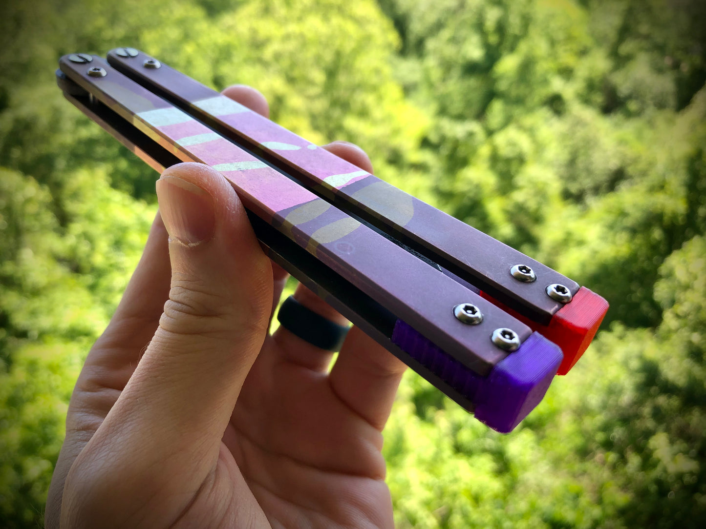 Adjust the balance and protect your Atropos balisong handles from concrete drops with these Zippy spacers for the Atropos Bro and Atropos Spy balisong. Improve your flipping with your Atropos Kirat or Atropos Demon with these extension spacers featuring positive jimping.