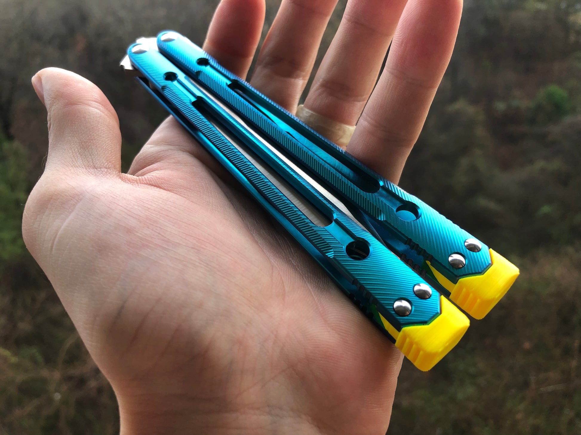 Improve the balance of your Black Balisong Reaper and Da Purge v2 balisongs with Zippy extension spacers. The spacers feature removable tungsten weights and positive jimping for an improved flipping experience.