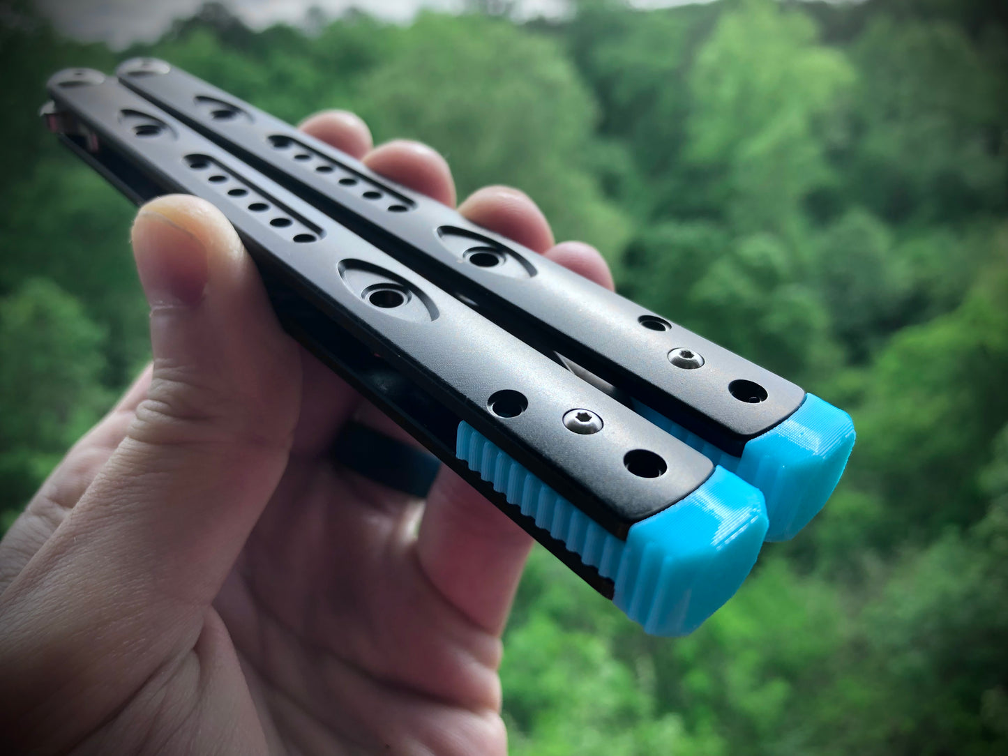Reduce the handle bias and improve the flipping of your Ryworx Omeme balisong with Zippy extension spacers that feature adjustable balance and positive jimping.