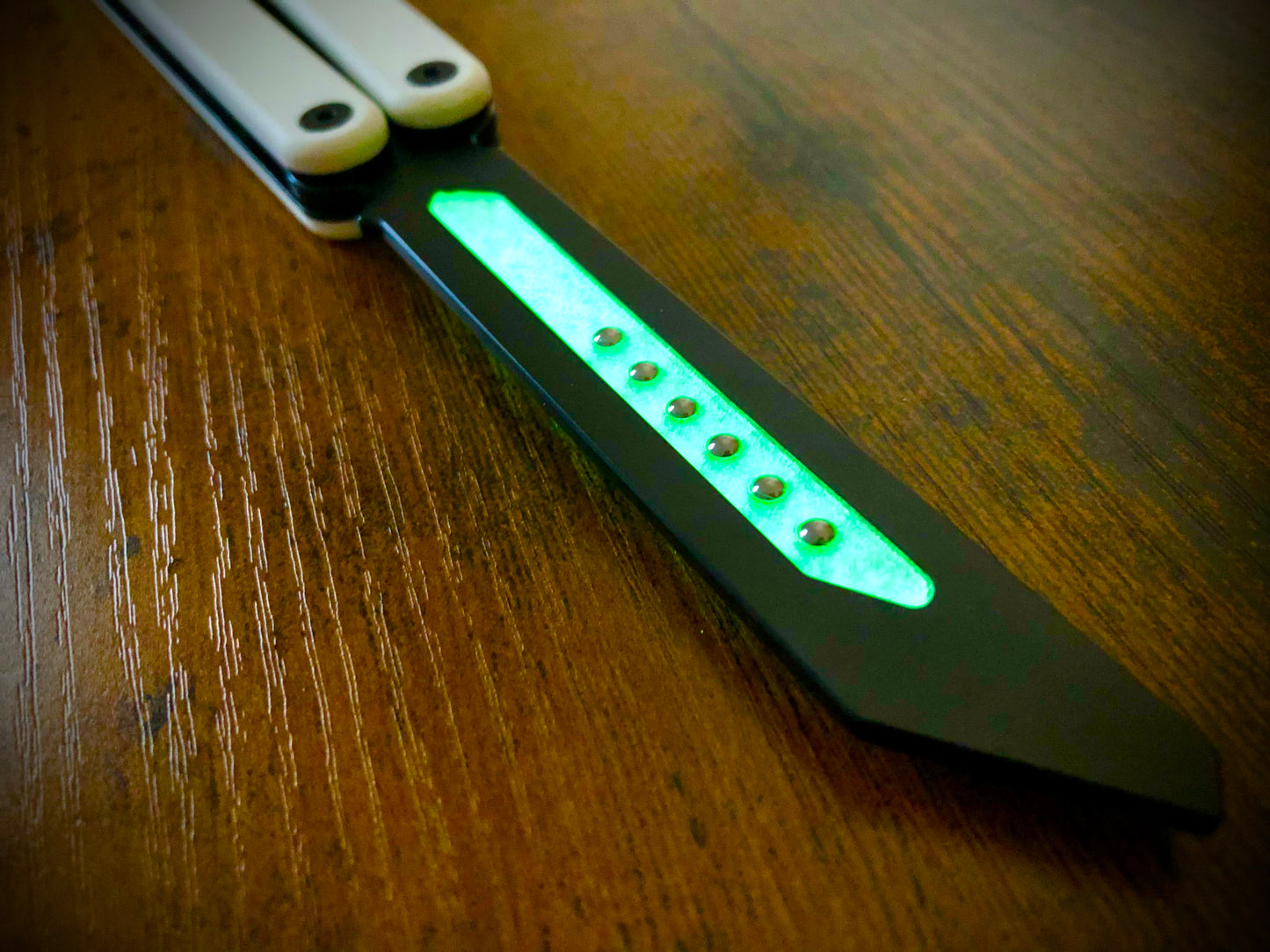 Reduce the handle bias and adjust the balance of your Glidr Arctic, Antarctic, and Bermuda balisong trainers with tungsten-weighted Zippy blade inserts and spacers featuring adjustable balance and positive jimping.