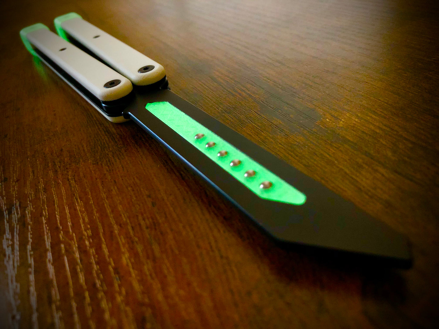 Reduce the handle bias and adjust the balance of your Glidr Arctic, Antarctic, and Bermuda balisong trainers with tungsten-weighted Zippy blade inserts and spacers featuring adjustable balance and positive jimping.