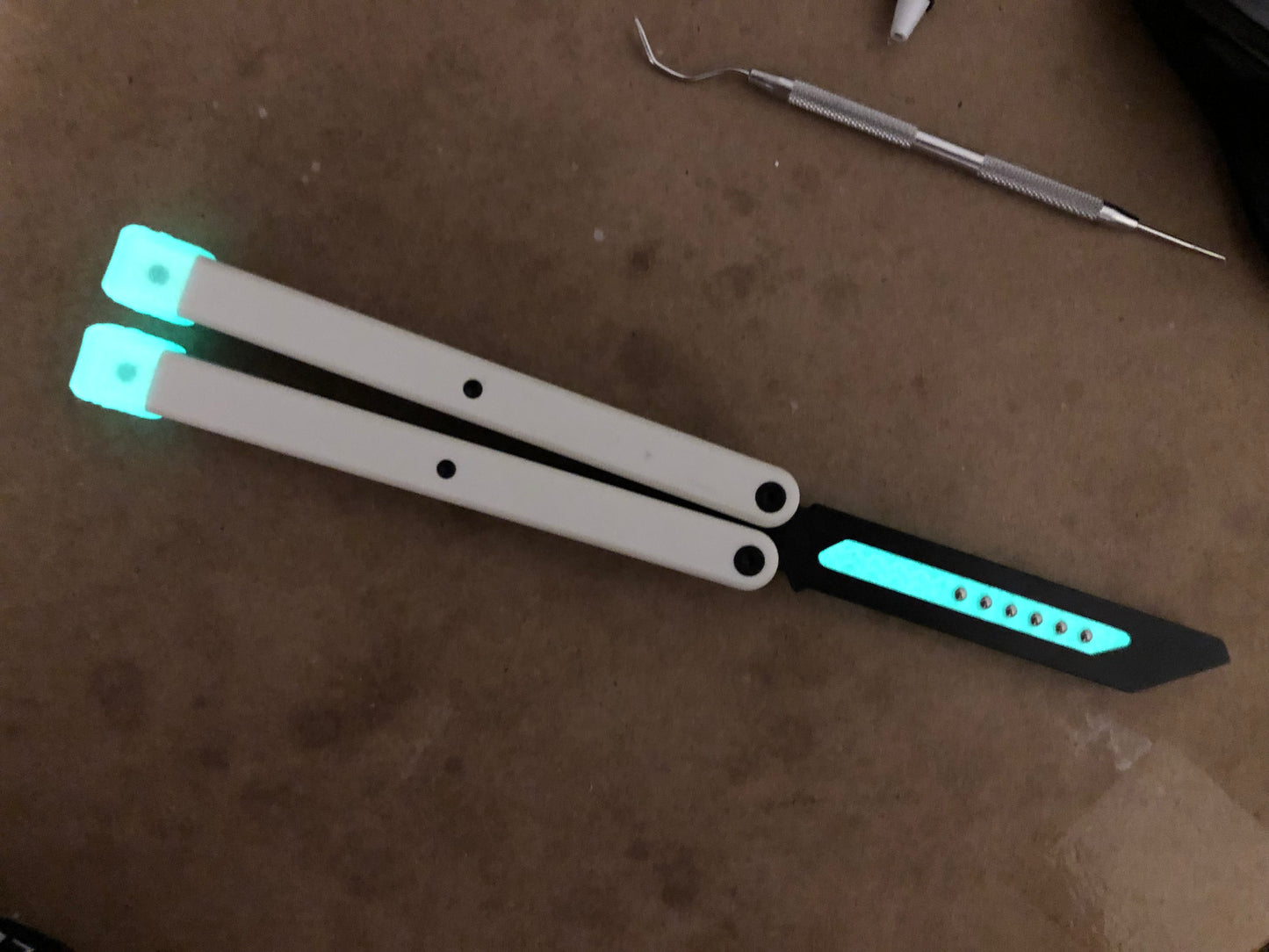 Reduce the handle bias and adjust the balance of your Glidr Arctic, Antarctic, and Bermuda balisong trainers with tungsten-weighted Zippy blade inserts and spacers featuring adjustable balance and positive jimping.