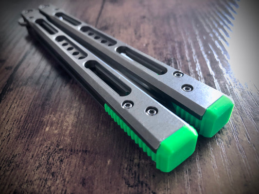 Improve the balance of your Black Balisong Reaper and Da Purge v2 balisongs with Zippy extension spacers. The spacers feature removable tungsten weights and positive jimping for an improved flipping experience.