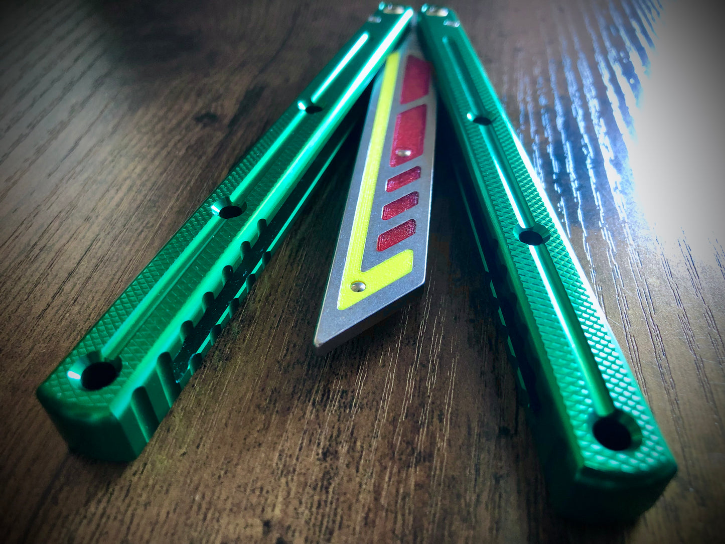 Adjust the balance of your Squid Industries Krake Raken trainer and silence the ring with this custom-made Zippy blade insert. The insert houses removable tungsten weights which enable the Kraken trainer to have a more neutral (less handle biased) balance profile.