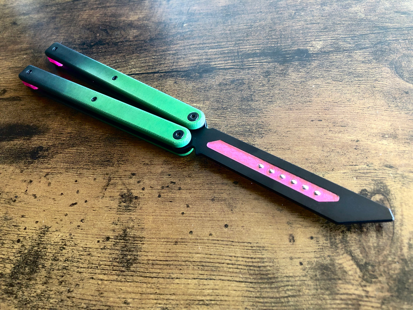 Reduce the handle bias and adjust the balance of your Glidr Arctic, Antarctic, and Bermuda balisong trainers with tungsten-weighted Zippy blade inserts and spacers featuring adjustable balance and positive jimping.