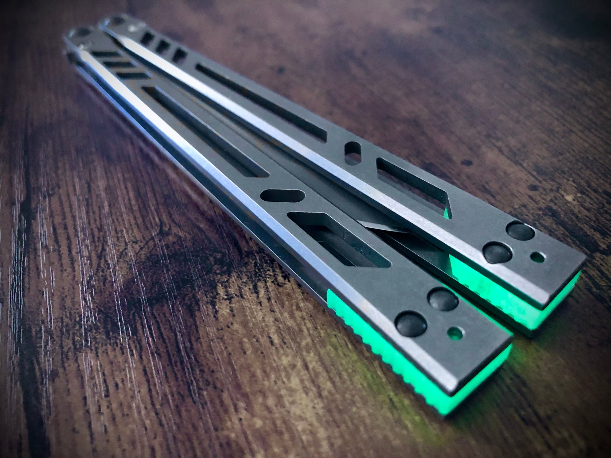 These Zippy spacers are designed for the BRS Barebones and Tibones, and are made in-house from a rubbery, shatter-proof polyurethane. The spacers are offered as either extensions or full-length "flush" spacers. The full-length spacers offer a slightly more neutral balance, while the extensions round the edges for comfort and protect the handles from drops. Both spacers feature positive jimping and enable adjustable balance with up to 1x removable tungsten weight per spacer.