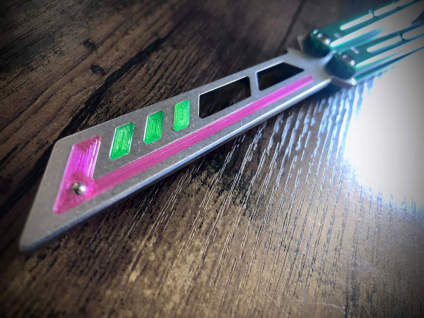 Adjust the balance of your Squid Industries Krake Raken trainer and silence the ring with this custom-made Zippy blade insert. The insert houses removable tungsten weights which enable the Kraken trainer to have a more neutral (less handle biased) balance profile.