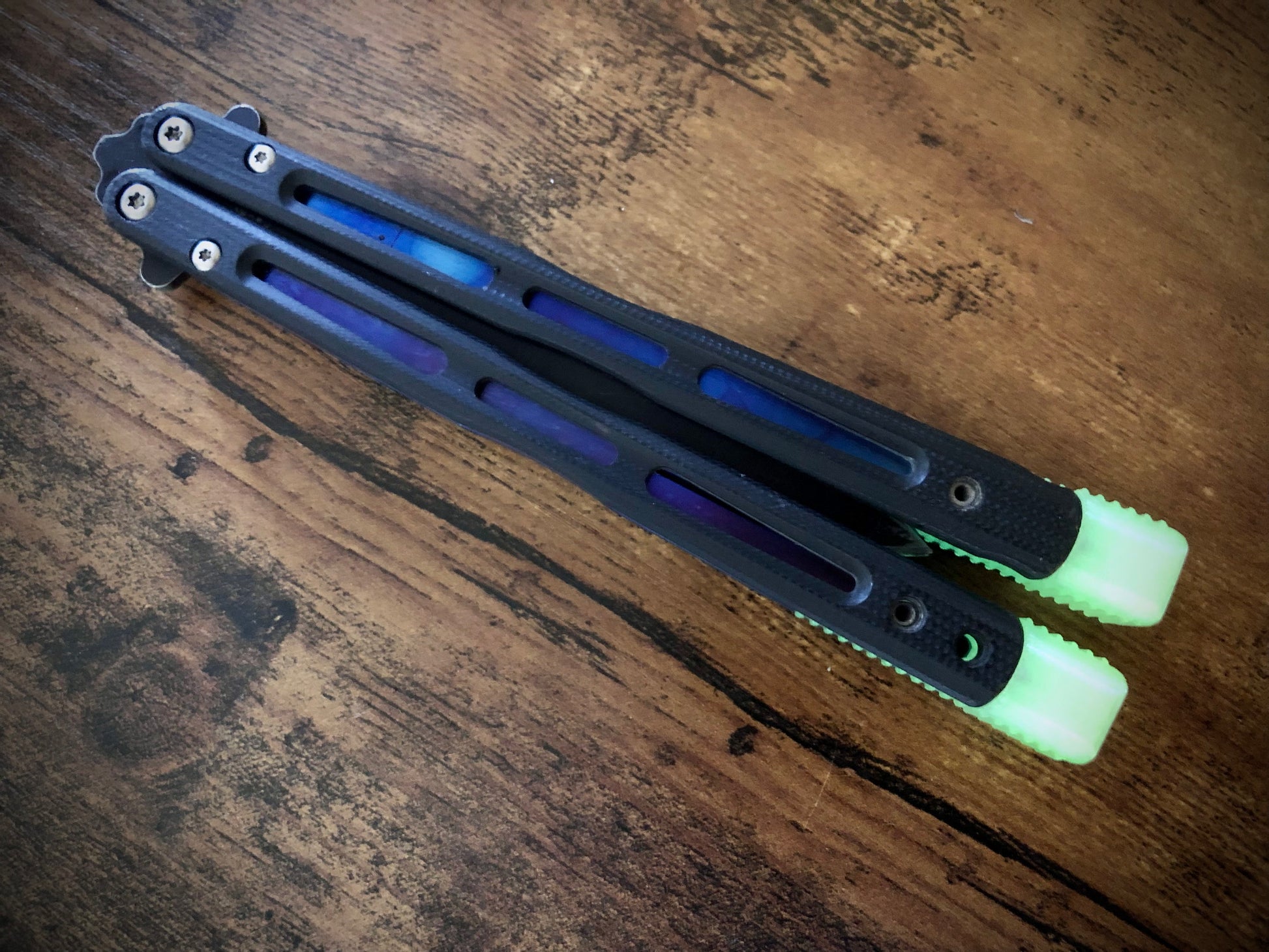 Cousin to Jimpy's discontinued Space Invaders, these Zippy Benchmade 51 spacers are made from a shatter-proof polyurethane with jimping. They extend and protect the handles of the BM 51, and enable adjustable balance with removable tungsten weights.