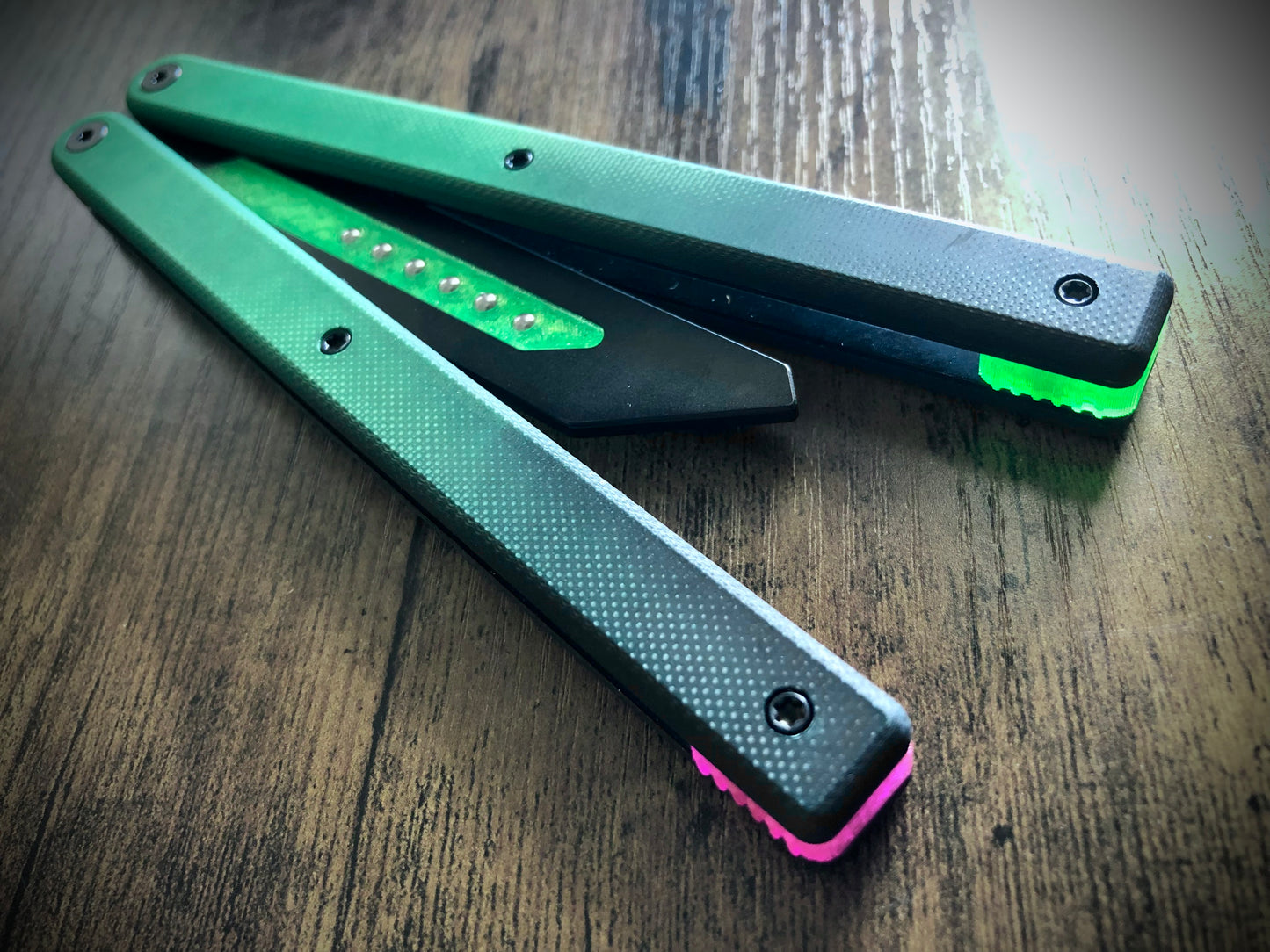 Reduce the handle bias and adjust the balance of your Glidr Arctic, Antarctic, and Bermuda balisong trainers with tungsten-weighted Zippy blade inserts and spacers featuring adjustable balance and positive jimping.