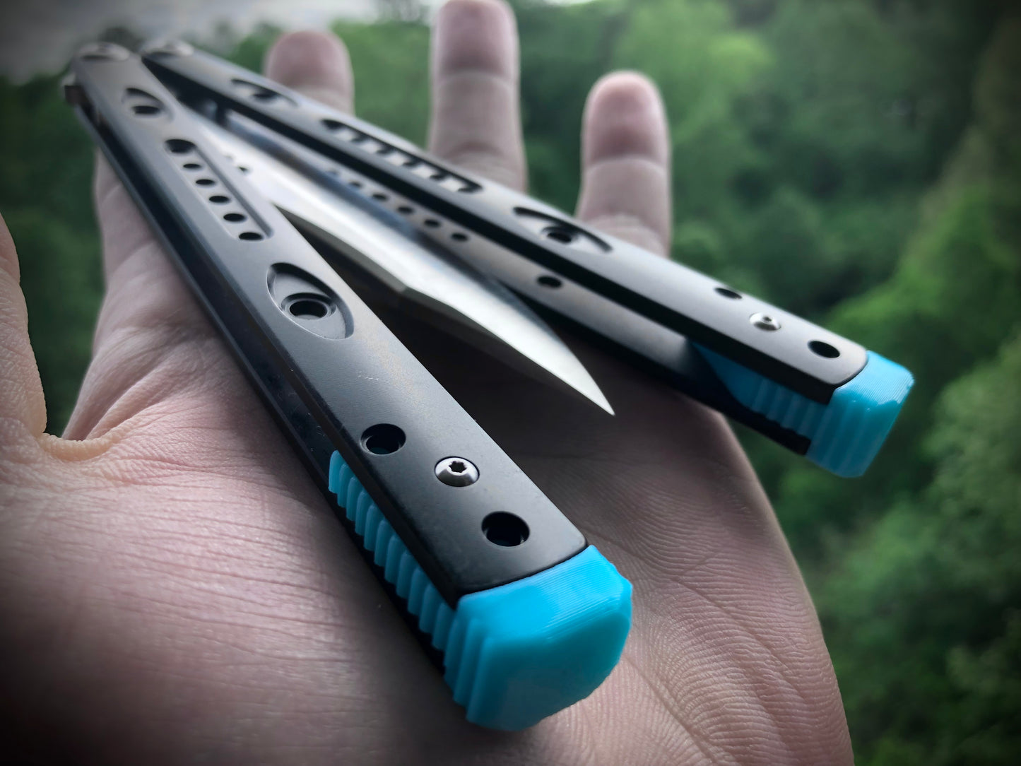 Reduce the handle bias and improve the flipping of your Ryworx Omeme balisong with Zippy extension spacers that feature adjustable balance and positive jimping.