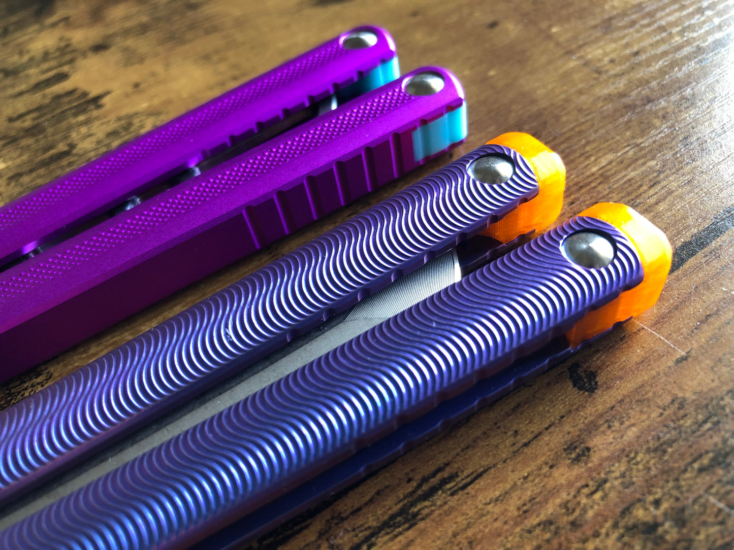 These Zippy spacers designed for the MachineWise Sasori and Tottori Balisongs are made in-house from a shatter-proof polyurethane. The spacers offer adjustable balance with removable tungsten weights and are available in both Flush Spacers and Extensions. The Extension spacers add length and protect your handles from drops. 