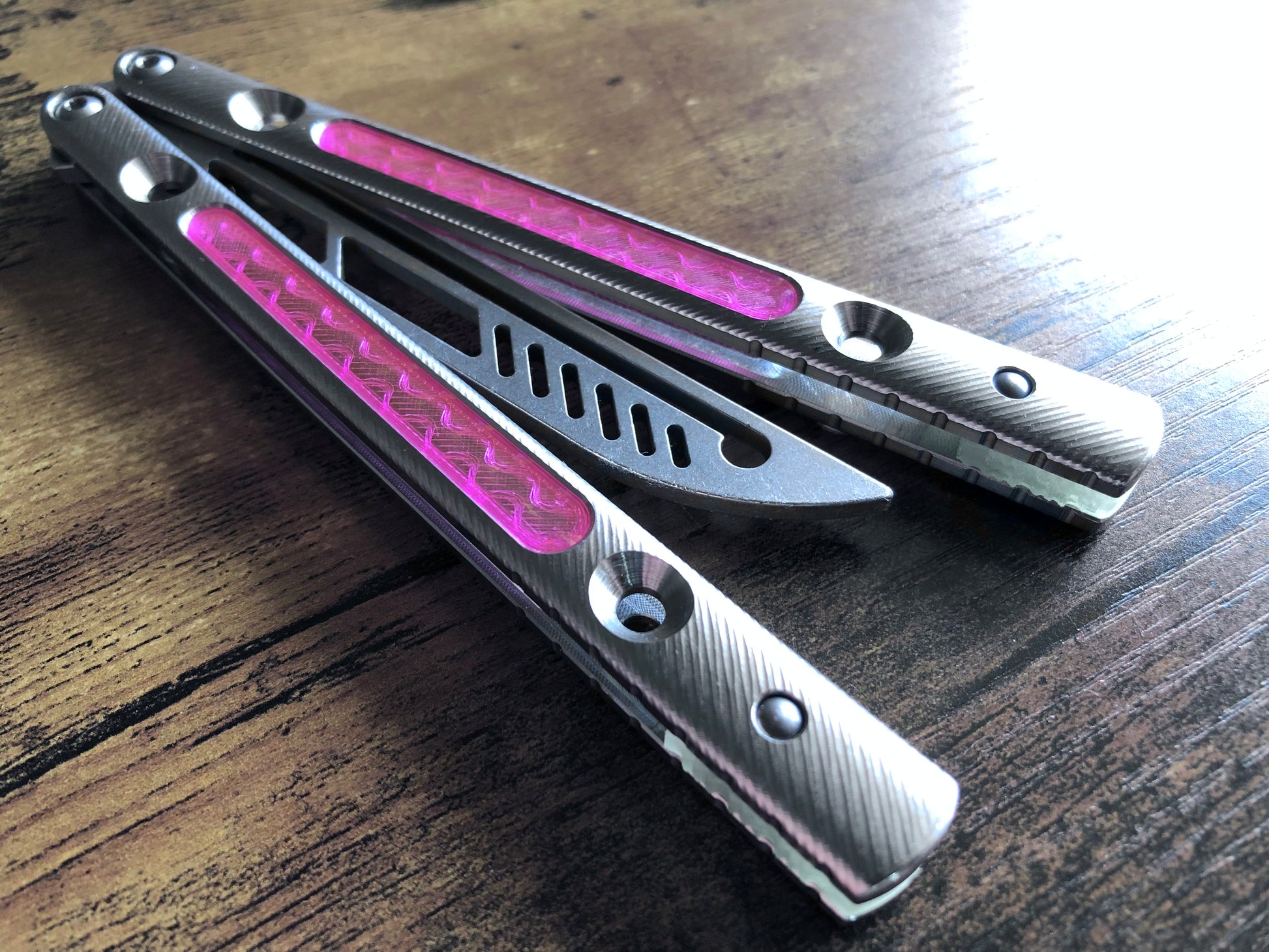 Zippy spacers reduce the handle bias and add positive jimping to your Squiggle Krake, while the inlays add grip and comfort. Individually, both spacers and the inlays eliminate ring and are designed to fit the titanium Squiggle handles for the Squid Industries Krake Raken balisong.