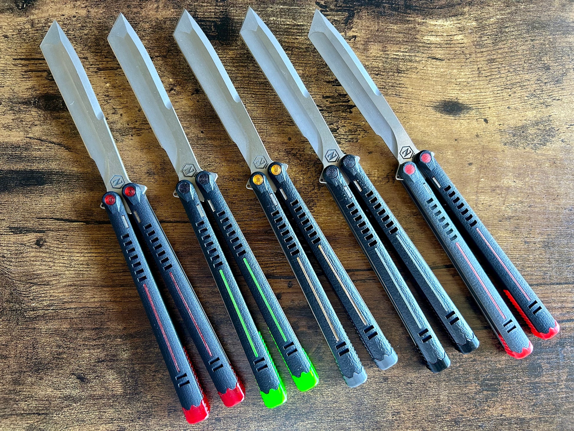 The Parallax is Zippy's first metal balisong, featuring and a modular spacer system that enables rapid adjustment of handle length and balance. The innovative triple-liner design and channel scales provide enhanced rigidity compared to traditional sandwich-style balisongs. The Parallax features threadlocker-free tuning and the high-performance raceway bearing system, which is slower and more controlled compared to traditional bearings.