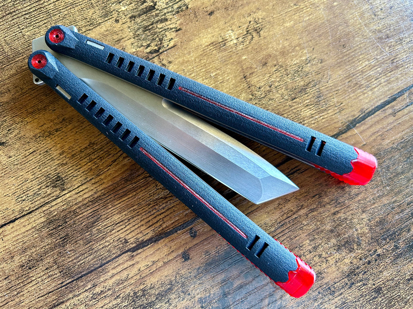 The Parallax is Zippy's first metal butterfly knife, featuring and a modular spacer system that enables rapid adjustment of handle length and balance. The innovative triple-liner design and channel scales provide enhanced rigidity compared to traditional sandwich-style balisongs. The Parallax features threadlocker-free tuning and the high-performance raceway bearing system, which is slower and more controlled compared to traditional bearings.