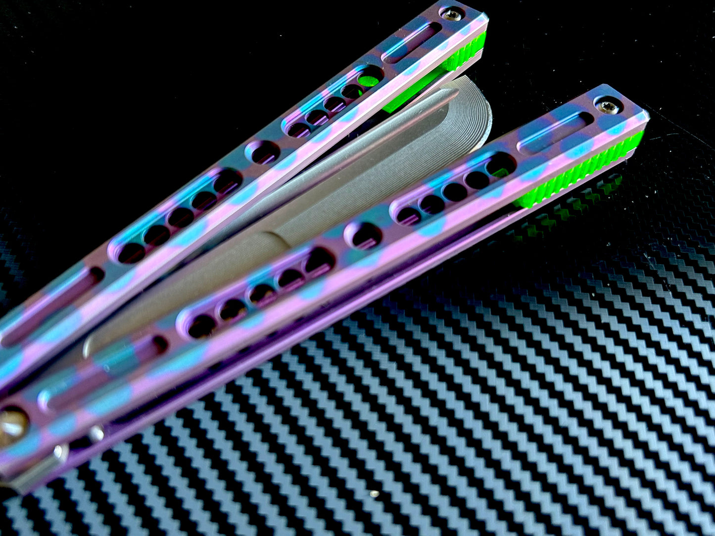 These Zippy spacers are custom-designed for the Hansen Metals Solo butterfly knife They add positive jimping to the Solofor extra grip, and include a tungsten weight system for adjustable balance. This allows you to add end-weight to the Solo to add a light to moderate handle bias.