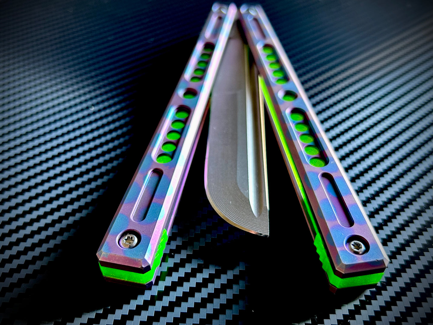 These Zippy spacers are custom-designed for the Hansen Metals Solo butterfly knife They add positive jimping to the Solofor extra grip, and include a tungsten weight system for adjustable balance. This allows you to add end-weight to the Solo to add a light to moderate handle bias.